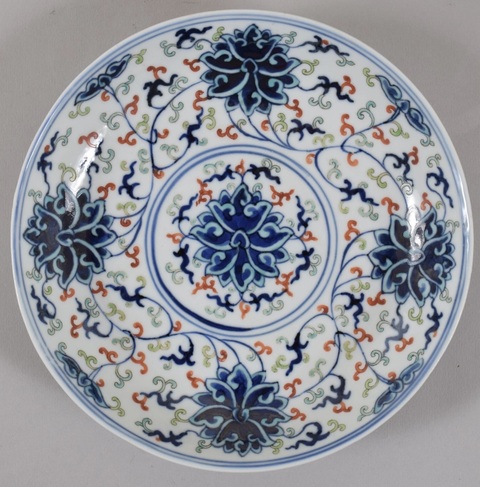 古玩陶瓷青花加彩纏枝花卉紋盤真品鑒賞圖