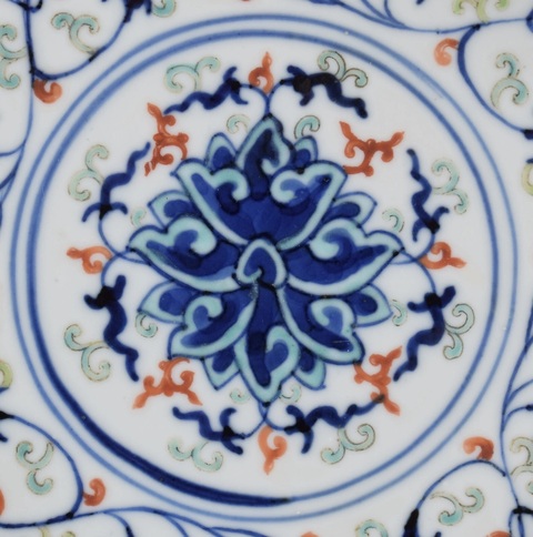 古玩陶瓷青花加彩纏枝花卉紋盤真品鑒賞圖