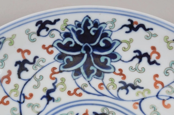 古玩陶瓷青花加彩纏枝花卉紋盤真品鑒賞圖