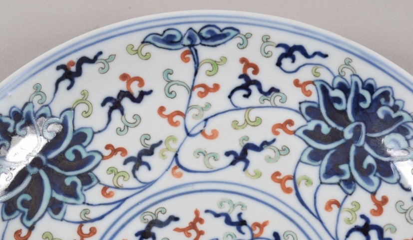古玩陶瓷青花加彩纏枝花卉紋盤真品鑒賞圖