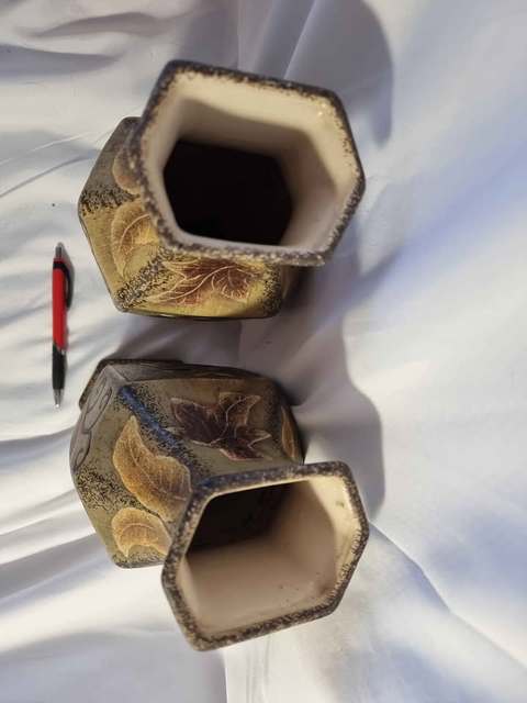 古玩陶瓷黑陶帶彩六方瓶一對真品鑒賞圖