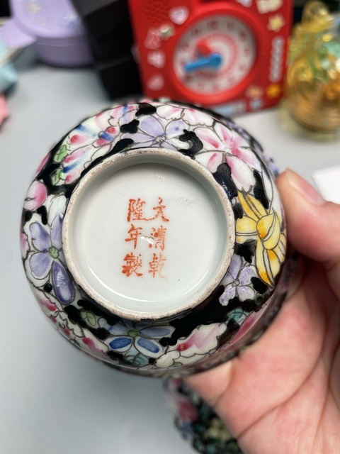 古玩陶瓷墨地粉彩百花蓋碗真品鑒賞圖