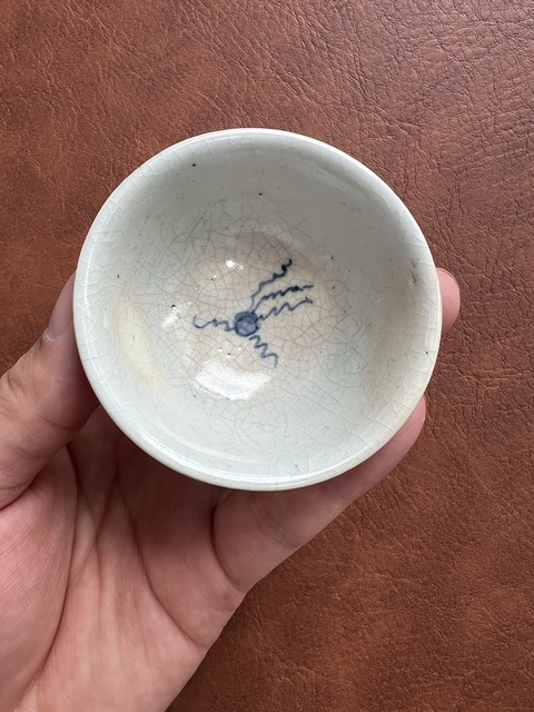 古玩陶瓷過墻龍紋青花煨瓷杯真品鑒賞圖