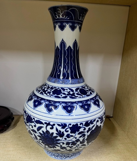 古玩陶瓷青花花卉紋賞瓶真品鑒賞圖