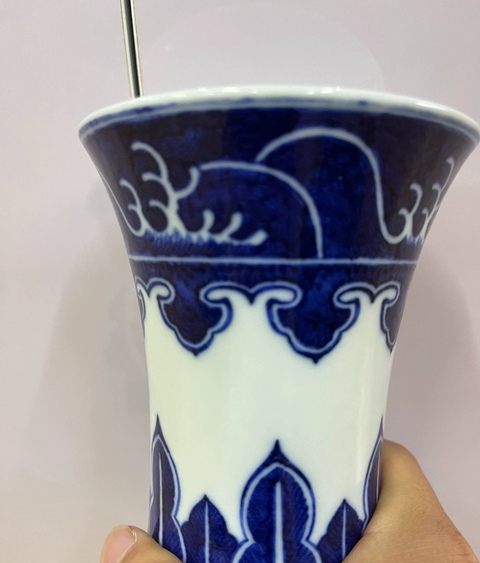 古玩陶瓷青花花卉紋賞瓶真品鑒賞圖