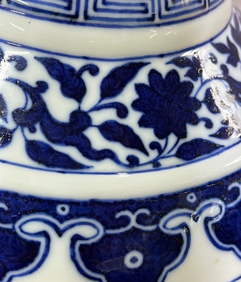 古玩陶瓷青花花卉紋賞瓶真品鑒賞圖