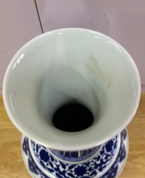 古玩陶瓷青花花卉紋賞瓶真品鑒賞圖