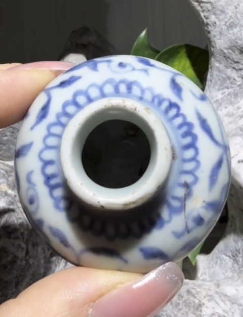 古玩陶瓷青花纏枝花卉罐真品鑒賞圖