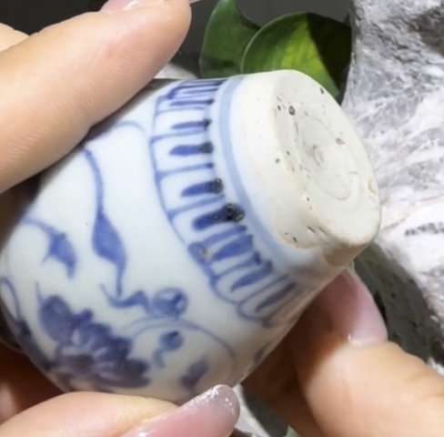 古玩陶瓷青花纏枝花卉罐真品鑒賞圖