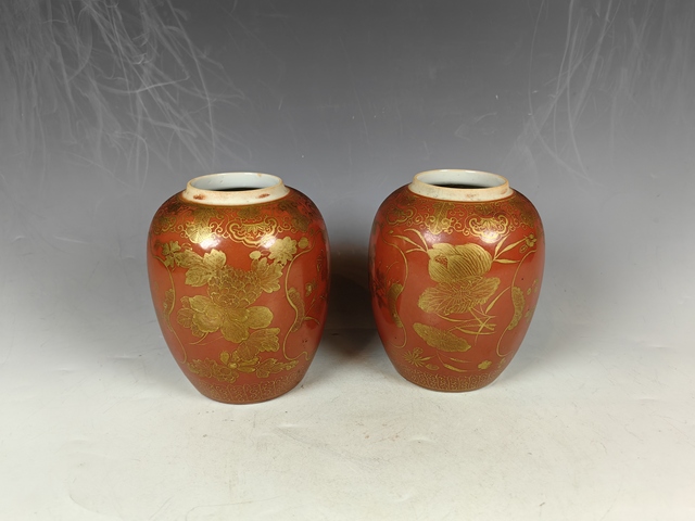古玩陶瓷晚清民國珊瑚紅描金牡丹荷花紋蓋罐一對真品鑒賞圖