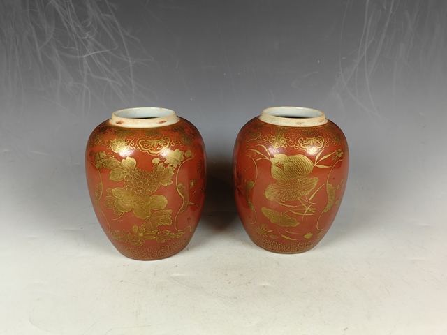 古玩陶瓷晚清民國珊瑚紅描金牡丹荷花紋蓋罐一對真品鑒賞圖
