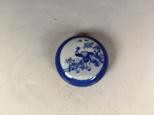 古玩陶瓷民國撒藍開窗嬰戲紋文房印泥盒真品鑒賞圖