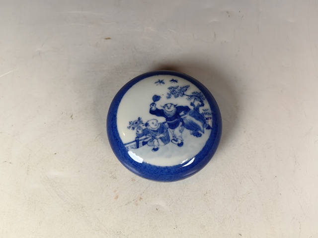 古玩陶瓷民國撒藍開窗嬰戲紋文房印泥盒真品鑒賞圖