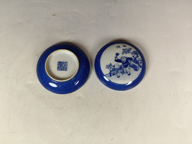 古玩陶瓷民國撒藍開窗嬰戲紋文房印泥盒真品鑒賞圖