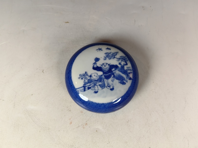 古玩陶瓷民國撒藍開窗嬰戲紋文房印泥盒真品鑒賞圖