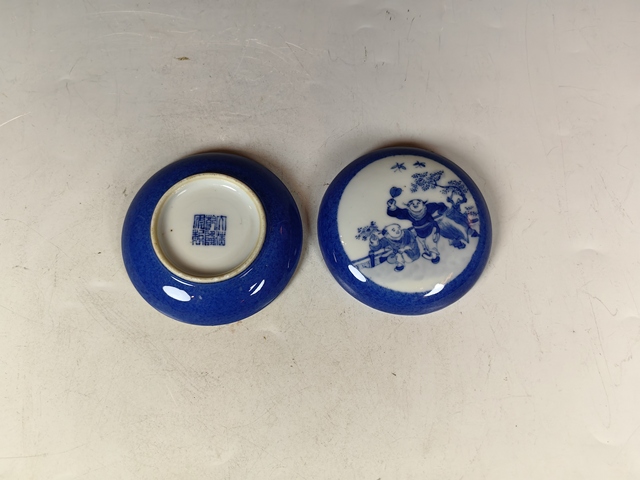 古玩陶瓷民國撒藍開窗嬰戲紋文房印泥盒真品鑒賞圖