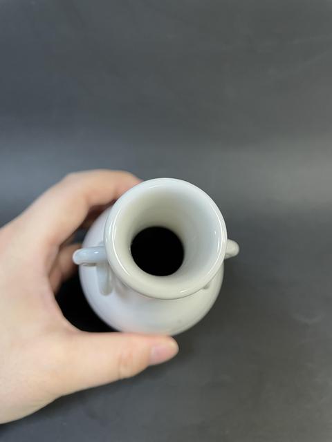 古玩陶瓷德化白瓷暗刻雙耳瓶真品鑒賞圖