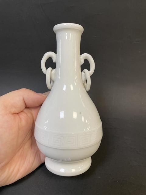 古玩陶瓷德化白瓷暗刻雙耳瓶真品鑒賞圖