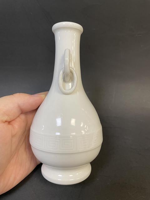 古玩陶瓷德化白瓷暗刻雙耳瓶真品鑒賞圖