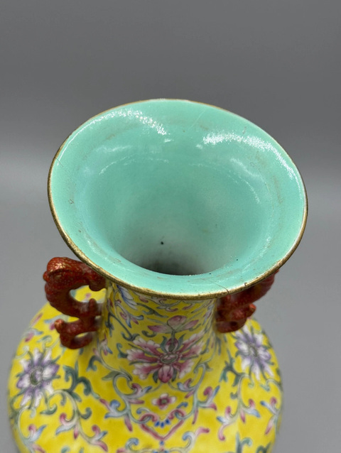 古玩陶瓷黃地開光粉彩人物故事紋撇口瓶真品鑒賞圖