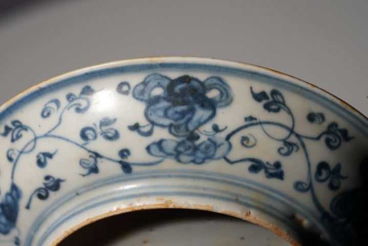 古玩陶瓷青花纏枝花卉紋盤真品鑒賞圖