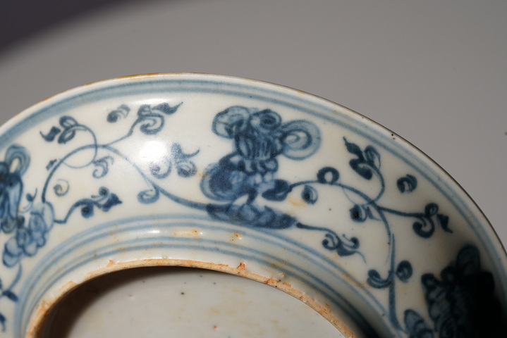 古玩陶瓷青花纏枝花卉紋盤真品鑒賞圖