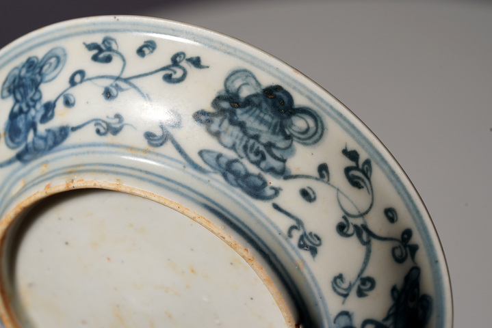 古玩陶瓷青花纏枝花卉紋盤真品鑒賞圖