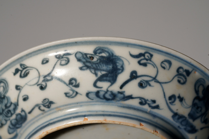 古玩陶瓷青花纏枝花卉紋盤真品鑒賞圖