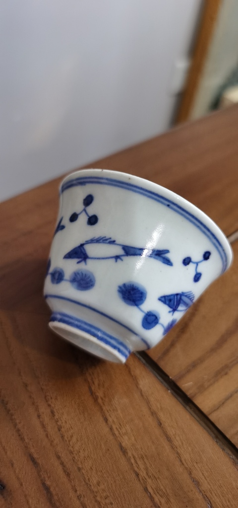 古玩陶瓷魚藻紋青花杯真品鑒賞圖