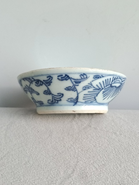 古玩陶瓷青花纏枝花紋蓋盒真品鑒賞圖