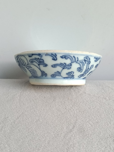 古玩陶瓷青花纏枝花紋蓋盒真品鑒賞圖