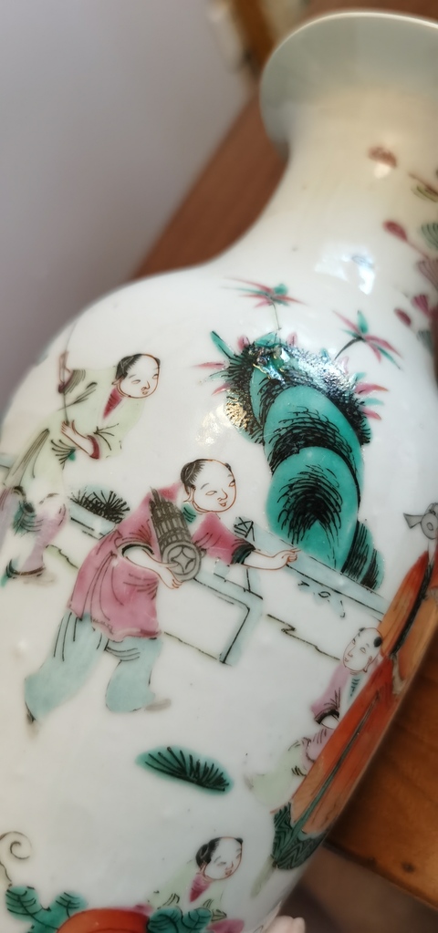 古玩陶瓷人物紋粉彩瓶真品鑒賞圖