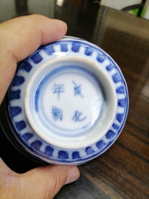 古玩陶瓷花卉紋青花蓋碗真品鑒賞圖
