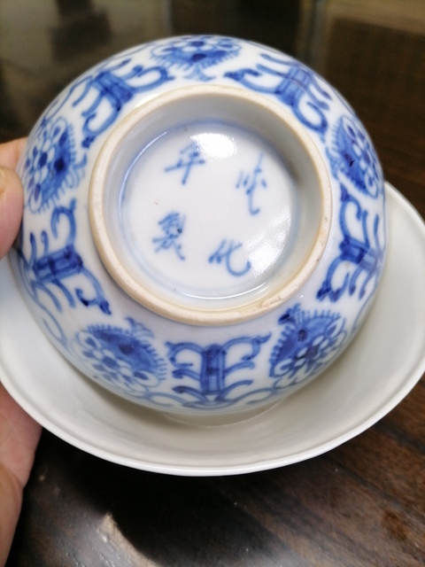 古玩陶瓷花卉紋青花蓋碗真品鑒賞圖