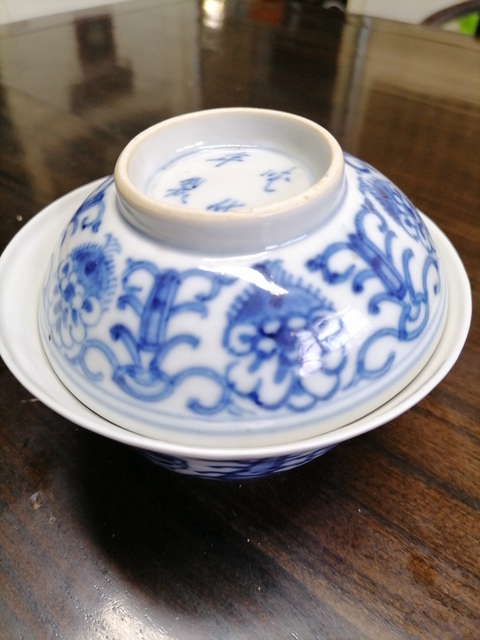 古玩陶瓷花卉紋青花蓋碗真品鑒賞圖