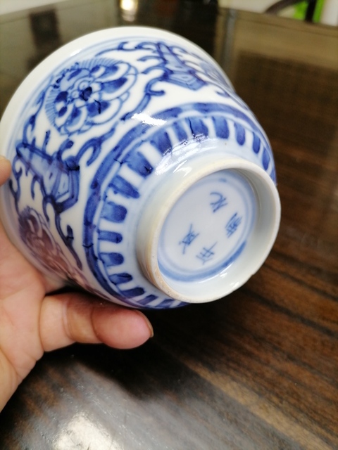 古玩陶瓷花卉紋青花蓋碗真品鑒賞圖