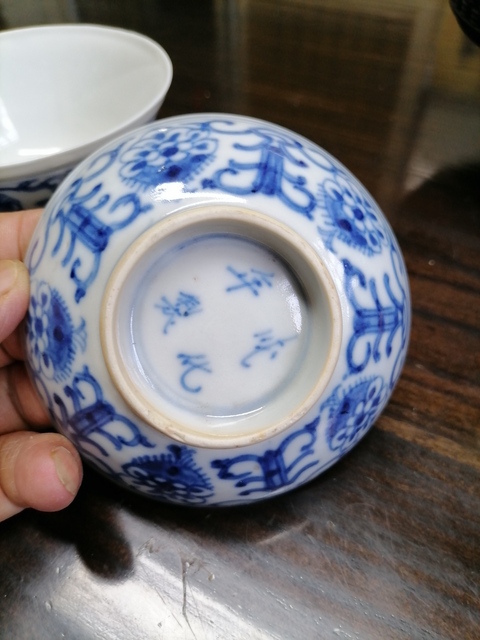 古玩陶瓷花卉紋青花蓋碗真品鑒賞圖