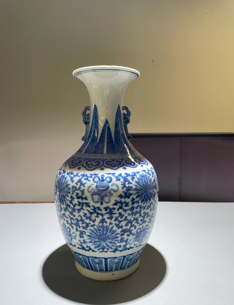 古玩陶瓷青花蓮托八寶雙耳撇口瓶真品鑒賞圖