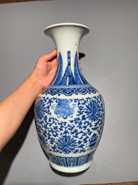 古玩陶瓷青花蓮托八寶雙耳撇口瓶真品鑒賞圖