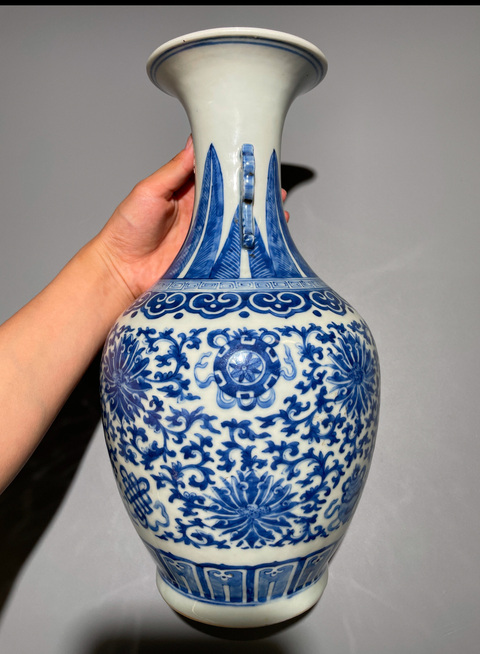 古玩陶瓷青花蓮托八寶雙耳撇口瓶真品鑒賞圖