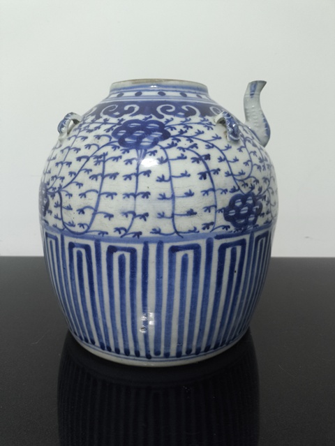 古玩陶瓷青花纏枝花卉紋獅耳壺真品鑒賞圖