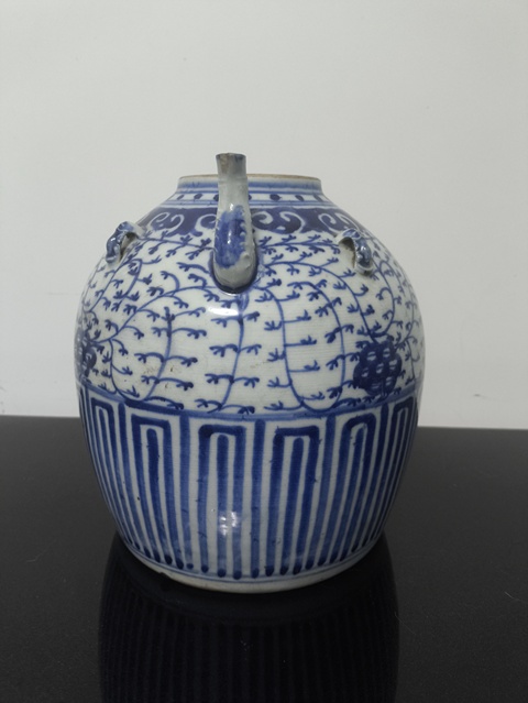 古玩陶瓷青花纏枝花卉紋獅耳壺真品鑒賞圖