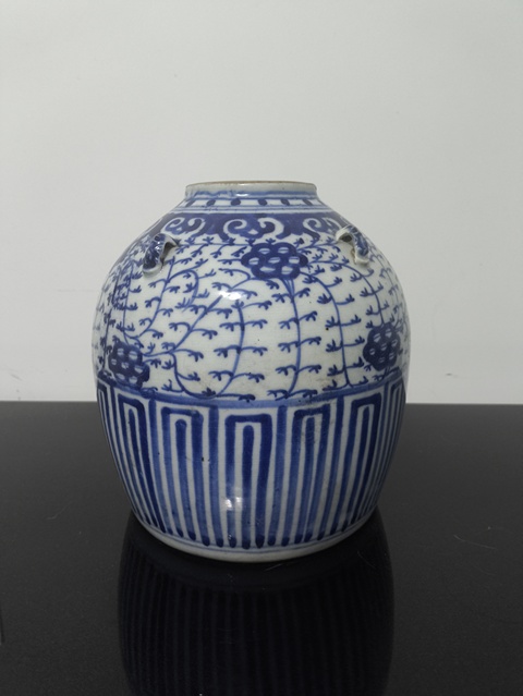 古玩陶瓷青花纏枝花卉紋獅耳壺真品鑒賞圖