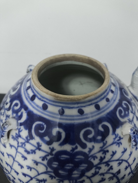 古玩陶瓷青花纏枝花卉紋獅耳壺真品鑒賞圖