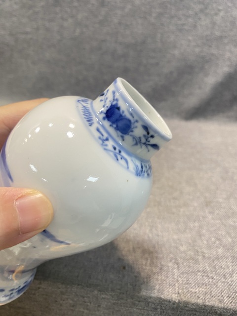 古玩陶瓷晚清青花瓶真品鑒賞圖