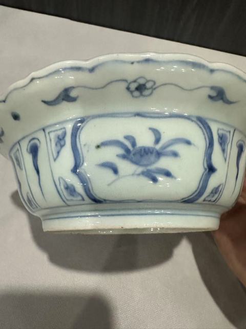 古玩陶瓷青花花口折沿碗真品鑒賞圖