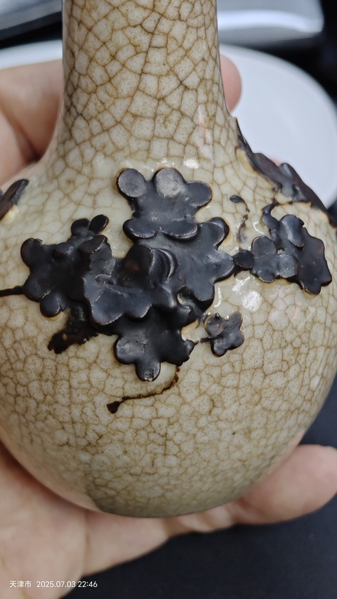 古玩陶瓷哥釉貼塑花卉紋天球瓶真品鑒賞圖