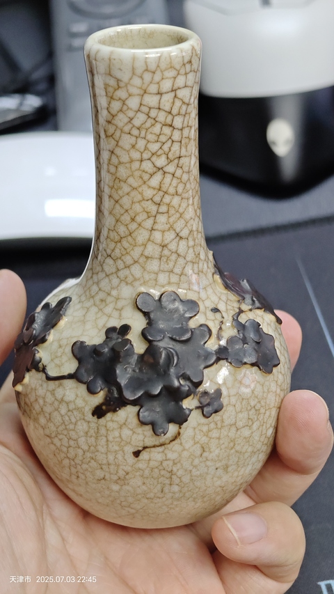 古玩陶瓷哥釉貼塑花卉紋天球瓶真品鑒賞圖