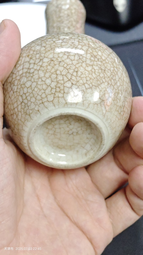 古玩陶瓷哥釉貼塑花卉紋天球瓶真品鑒賞圖