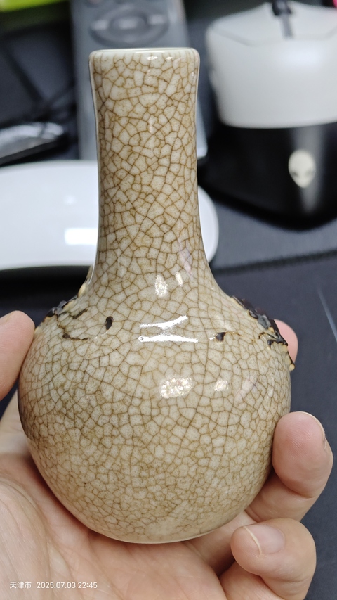 古玩陶瓷哥釉貼塑花卉紋天球瓶真品鑒賞圖
